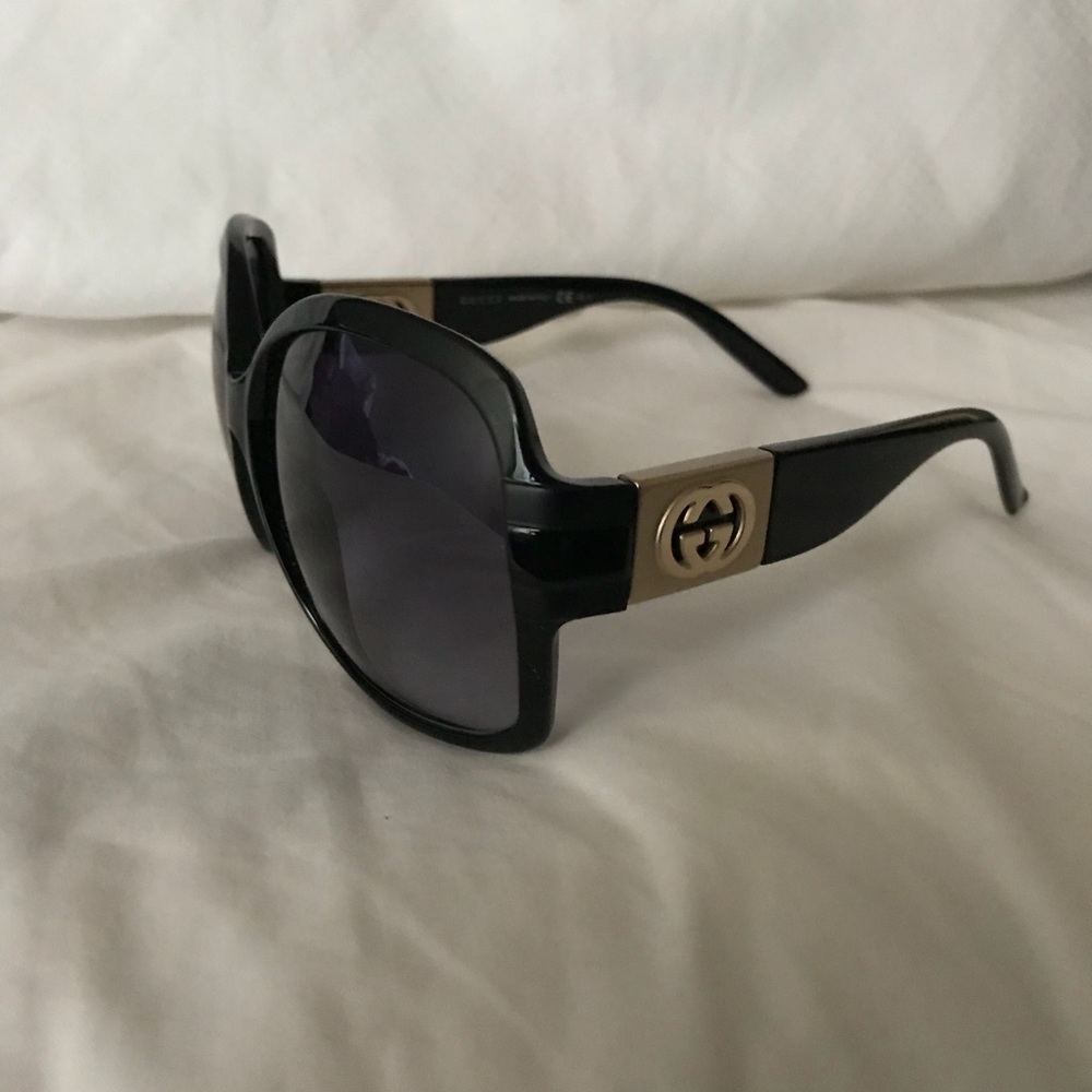 Oversized Trendy Gucci black sunglasses
